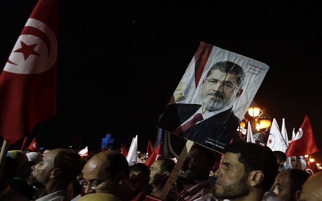 «Κατά μέτωπο επίθεση» του Μοχάμεντ Μόρσι στην αιγυπτιακή κυβέρνηση