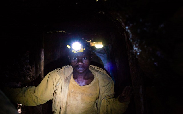 03-laborer-nyabibwe-green-mine-670.jpg