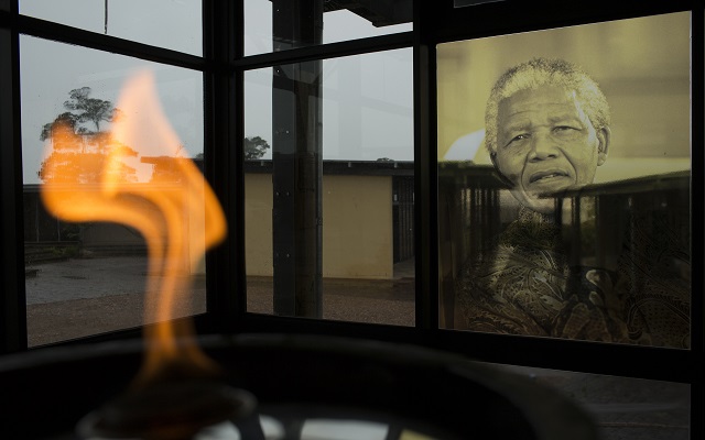 Λαϊκό προσκήνυμα στον Νέλσον Μαντέλα