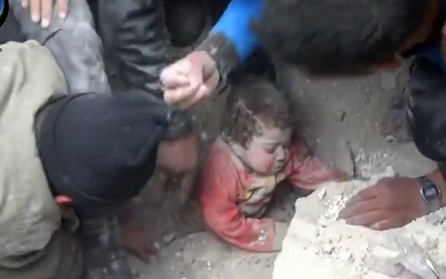 Συρία: Βίντεο καταγράφει την απίστευτη διάσωση βρέφους