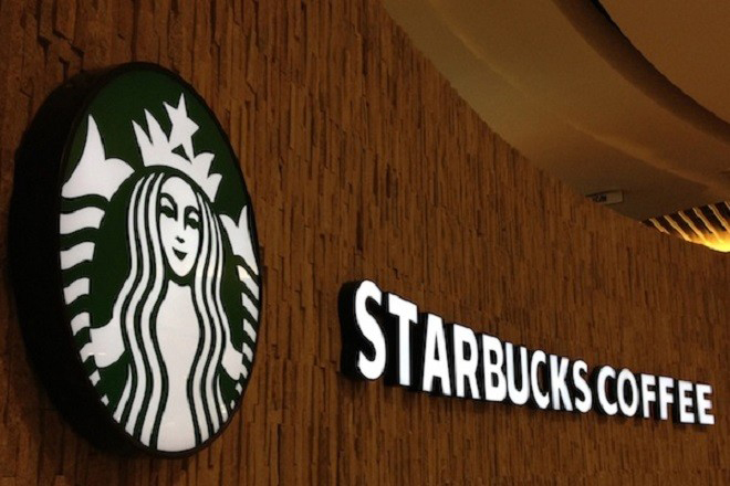 Η «χρυσή» γυμνόστηθη γοργόνα των Starbucks