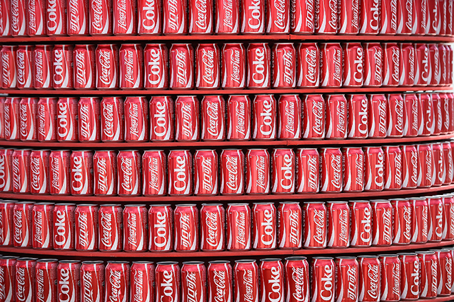 Πώς η Coca-Cola αφήνει το έντονο «αποτύπωμά» της στο περιβάλλον