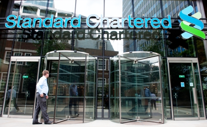 Reuters: Η Standard Chartered καταργεί 4.000 θέσεις εργασίας