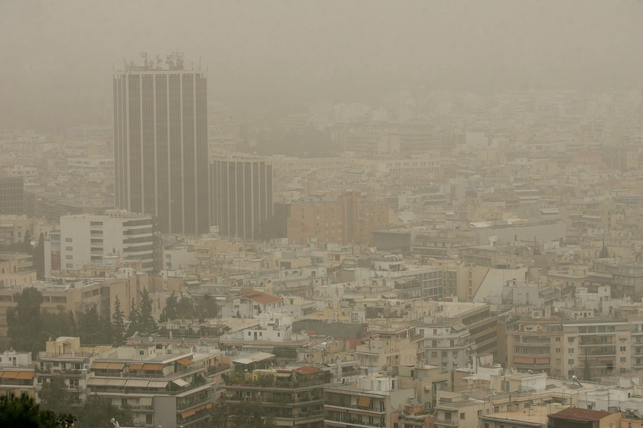 Καιρός σήμερα: Αποπνικτική ατμόσφαιρα με ζέστη και σκόνη από την Αφρική