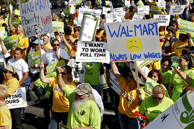 Η Walmart ανέθεσε στη βιομηχανία όπλων να παρακολουθεί εργαζομένους της!