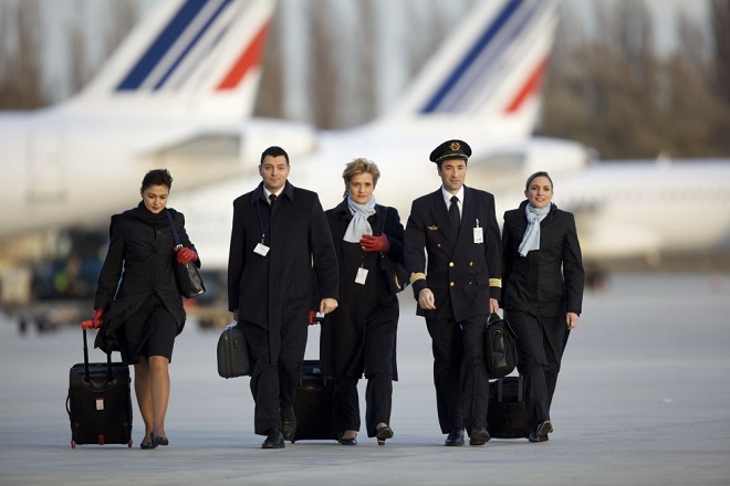 Γιατί οι αεροσυνοδοί της AirFrance αρνούνται να φορέσουν μαντίλα