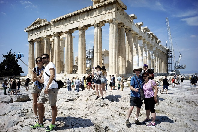 Aπότομη πτώση στα έσοδα του τουρισμού στο οκτάμηνο του 2016