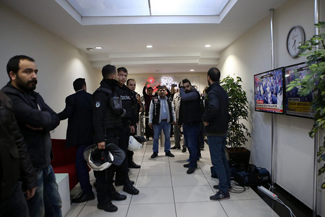 Πογκρόμ λογοκρισίας στην Τουρκία: Κλείνουν τα ΜΜΕ που συνδέονται με τον Γκιουλέν