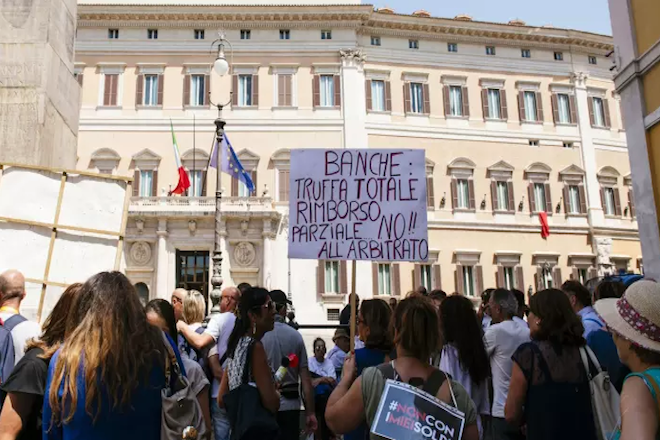 Πανικός στην Ιταλία – Τρέχουν να «σηκώσουν » τα χρήματα τους απ’ τις τράπεζες