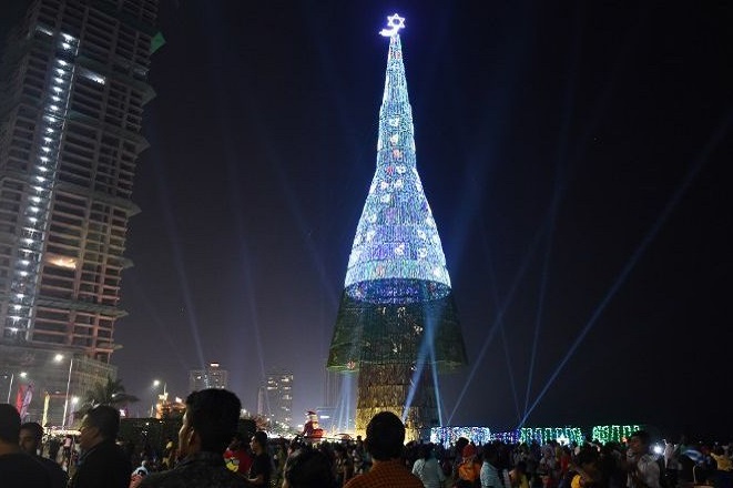 Δείτε το ψηλότερο χριστουγεννιάτικό δέντρο στον κόσμο