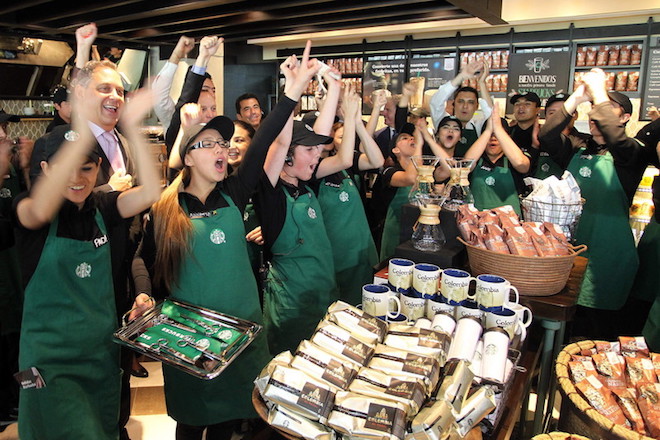 Τα Starbucks στις ΗΠΑ προσλαμβάνουν 10.000 πρόσφυγες