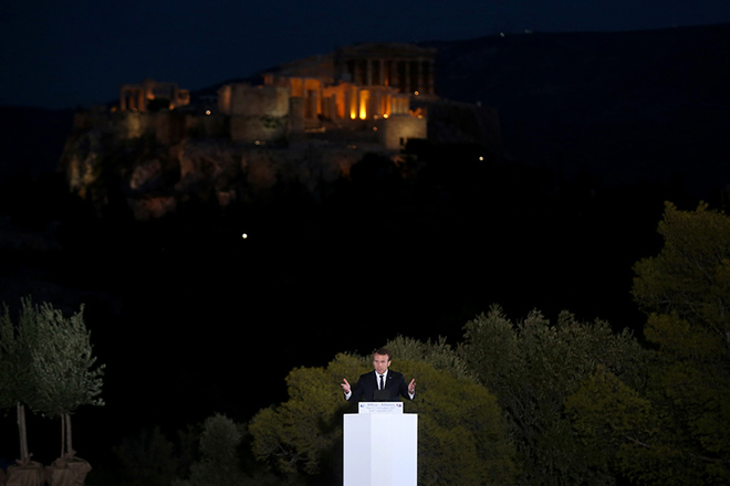 Βίντεο: Τα ελληνικά του Εμανουέλ Μακρόν στην Πνύκα