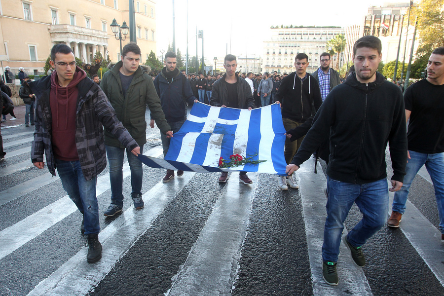 Ολοκληρώθηκε η πορεία με την αιματοβαμμένη σημαία του Πολυτεχνείου