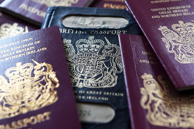 Σάλος στη Βρετανία για την ανάθεση εκτύπωσης νέων μπλε διαβατηρίων σε ξένη εταιρεία