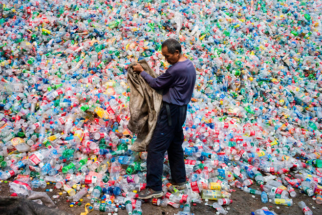 Ένζυμο που τρώει πλαστικά μπουκάλια στη «μάχη» κατά της ρύπανσης
