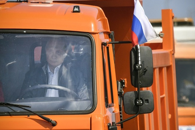 Οδηγώντας φορτηγό ο Πούτιν εγκαινίασε τη «γέφυρα της χιλιετίας» που συνδέει Ρωσία-Κριμαία