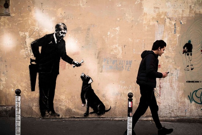 Ο Banksy προκαλεί με τα έργα του στο Παρίσι