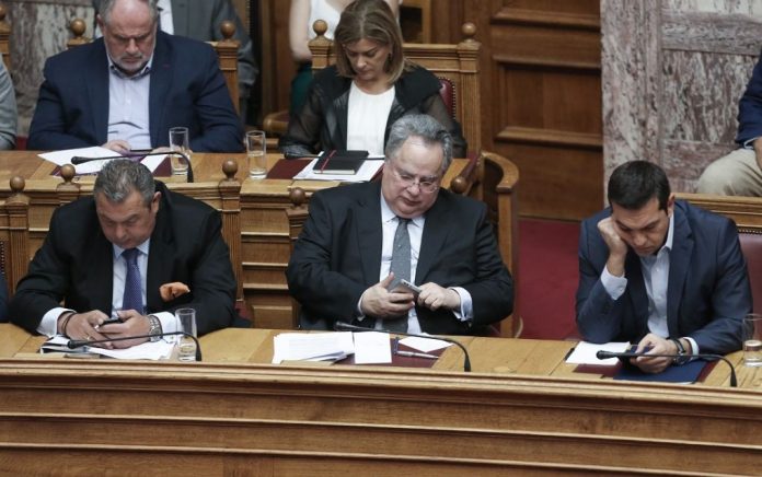 Μια κυβέρνηση με ανοιχτές πληγές: Με παραίτηση φέρεται να απειλεί ο Κοτζιάς