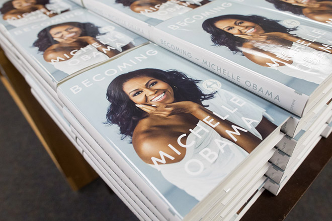 Σπάει τα ρεκόρ πωλήσεων το βιβλίο «Becoming» της Μισέλ Ομπάμα
