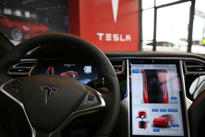 Οδηγός ενός Tesla Model S συνελήφθη κοιμώμενος και μεθυσμένος ενώ είχε ενεργοποιήσει τη λειτουργία αυτόματου πιλότου