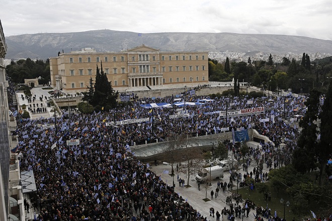 Επεισόδια και χημικά περιμετρικά της Βουλής- Χρήση δακρυγόνων (Φωτογραφίες- Βίντεο)