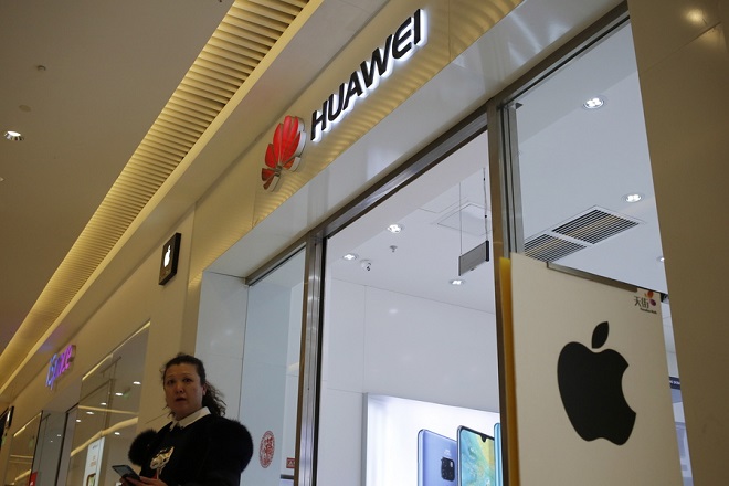 Νέα αμερικανική «επίθεση» κατά της Huawei – «Θα κατασκοπεύει τους πελάτες μας»