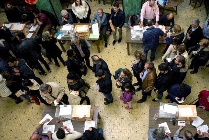 Ισπανία: Προηγούνται οι Σοσιαλιστές, δεν συγκεντρώνουν όμως πλειοψηφία – Στη Βουλή η ακροδεξιά