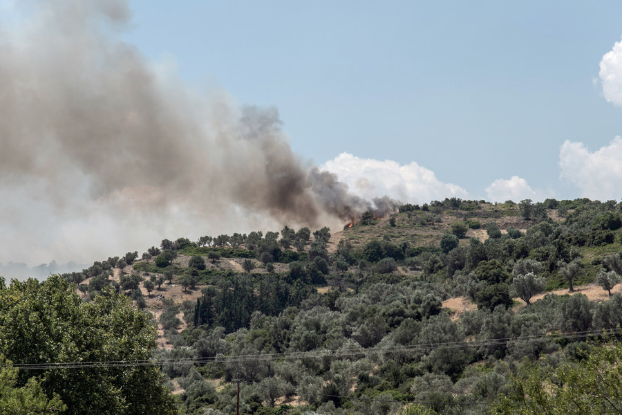 Σε ύφεση η φωτιά στην Εύβοια- Εξασθένησαν οι άνεμοι