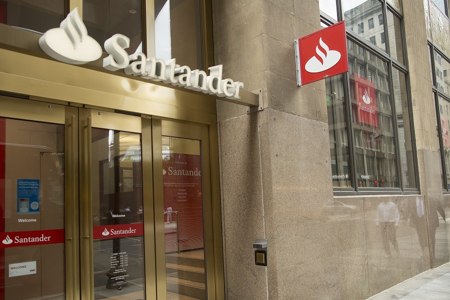 Santander UK: Λουκέτο σε 95 καταστήματα και απολύσεις 750 υπαλλήλων – Πώς αλλάζει η στρατηγική της τράπεζας