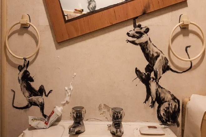 O Banksy είναι σε καραντίνα και κάνει γκράφιτι… στο σπίτι του