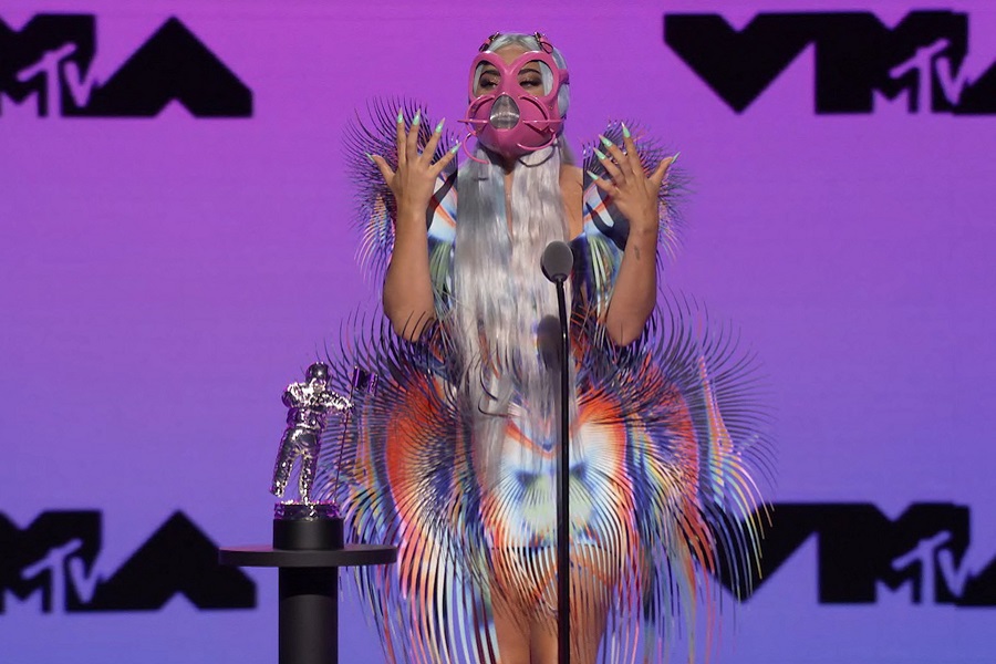Το «βραβείο» της πιο εκκεντρικής εμφάνισης στα VMA ανήκει δικαιωματικά στη Lady Gaga