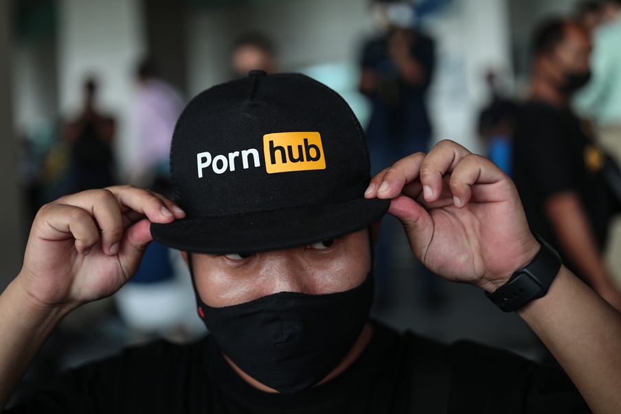 Η Κομισιόν απειλεί με πρόστιμο το Pornhub – Ζητά μέτρα για την προστασία των ανηλίκων