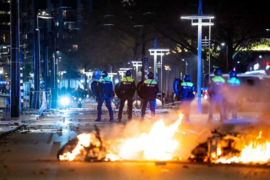 Παραδομένη στο χάος η Βρετανία: Οι χειρότερες φυλετικές ταραχές μετά τον Β’ Παγκόσμιο Πόλεμο