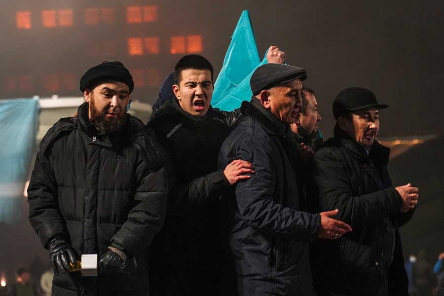 Ρώσοι αλεξιπτωτιστές επιχειρούν στο Καζακστάν – Περισσότεροι από χίλιοι τραυματίες στις διαδηλώσεις
