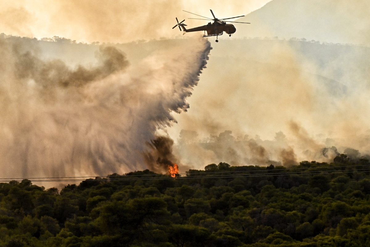 Βελτιωμένη η εικόνα στις πυρκαγιές σε Δυτική Αττική, Ρόδο και Λακωνία – Δεν υπάρχει κάποιο ενιαίο μέτωπο