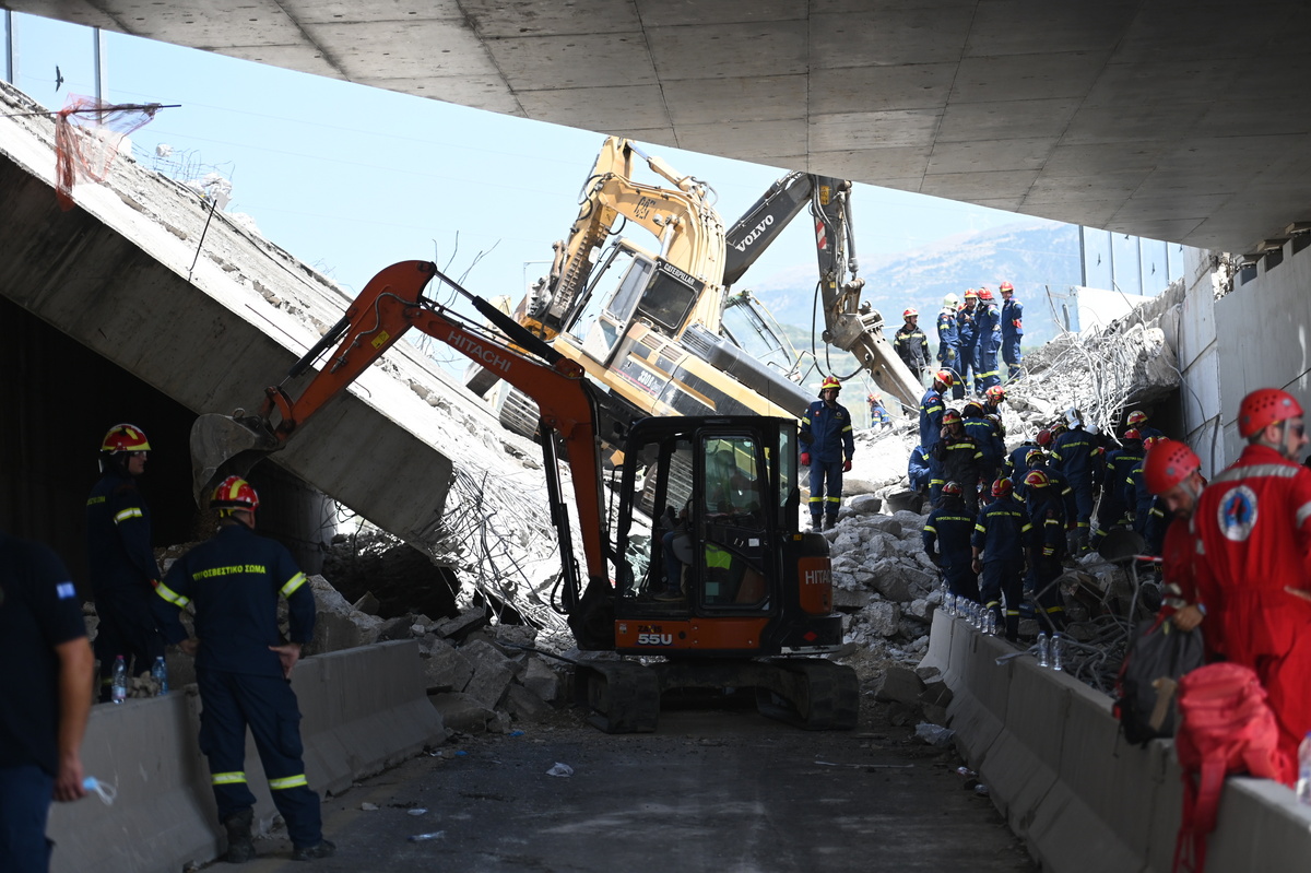 Πάτρα: Αναφορές για φωνές από τα χαλάσματα της γέφυρας – Σε εξέλιξη οι έρευνες