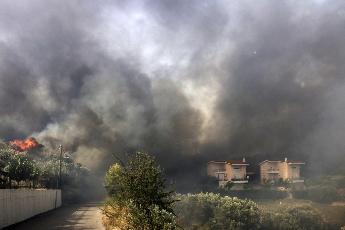 Πυρκαγιές σε Βελεστίνο, Ρόδο και Κέρκυρα – Εκκενώνεται το βόρειο τμήμα της Λαμίας