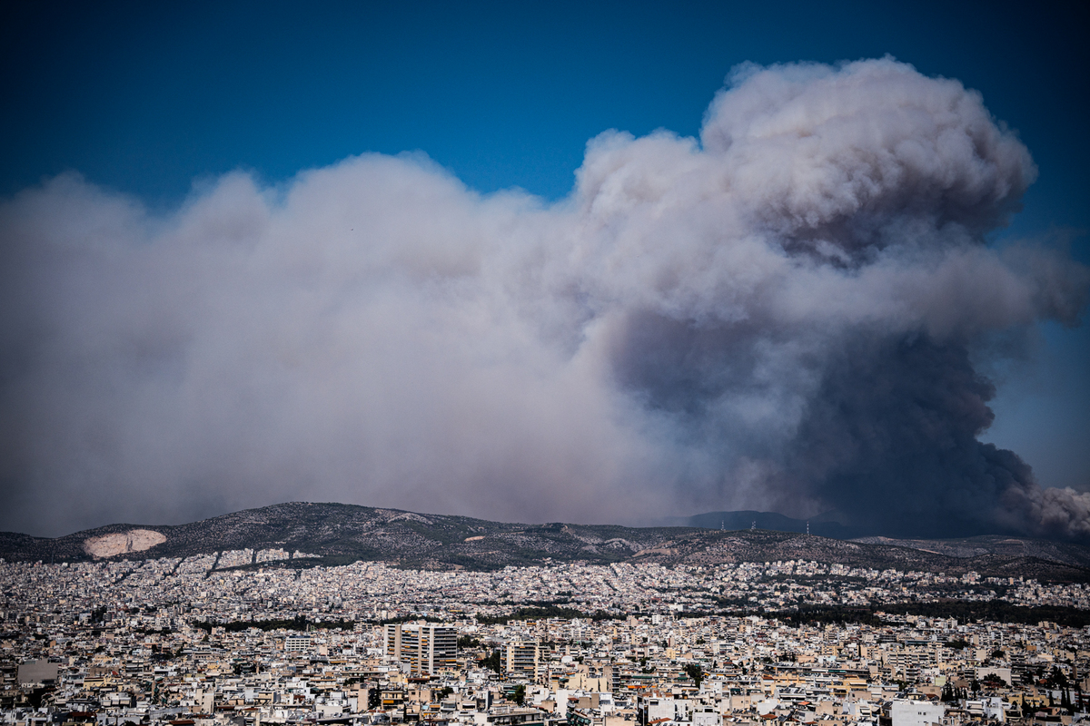 Μάχη με τις αναζωπυρώσεις στην Πάρνηθα – Πυρκαγιά και στον Αυλώνα