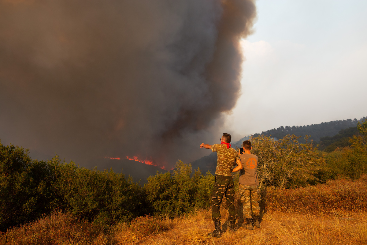 Καίγεται για έκτη μέρα η Αλεξανδρούπολη – Δυνάμεις από τα Βαλκάνια ενισχύουν την πυρόσβεση