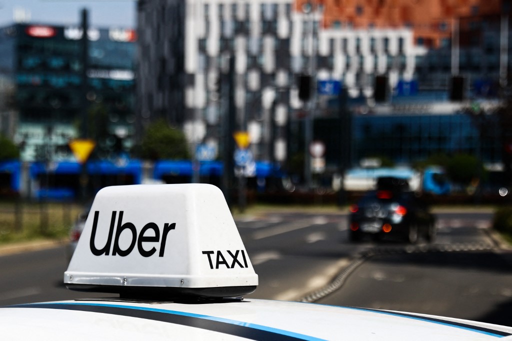 Uber: Γιατί απειλεί να κλείσει τα παραρτήματά της σε εκατοντάδες πόλεις της Ευρώπης