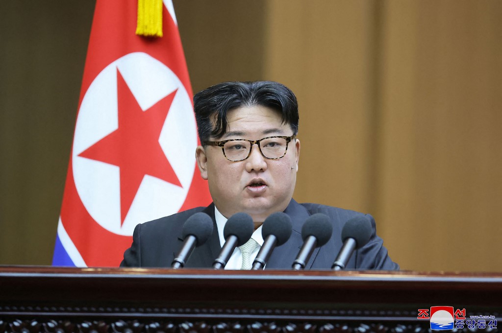 Ο Κιμ Γιονγκ Ουν έγινε… καρφίτσα για τους αξιωματούχους της Βόρειας Κορέας