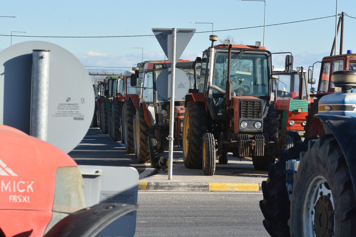 Στην Αθήνα με τα τρακτέρ οι αγρότες – Ποιοι δρόμοι θα κλείσουν – «Κάναμε ό,τι μπορούσαμε», λέει το Μαξίμου