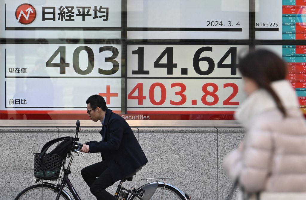Ιστορική στιγμή: Για πρώτη φορά πάνω από τις 40.000 μονάδες ο Nikkei