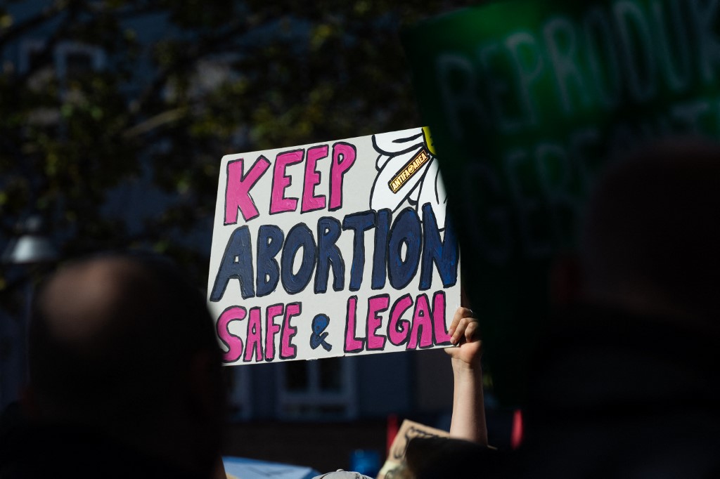 Γερμανία: Αντιδράσεις και πολιτική αντιπαράθεση για την πρόταση νομιμοποίησης της άμβλωσης