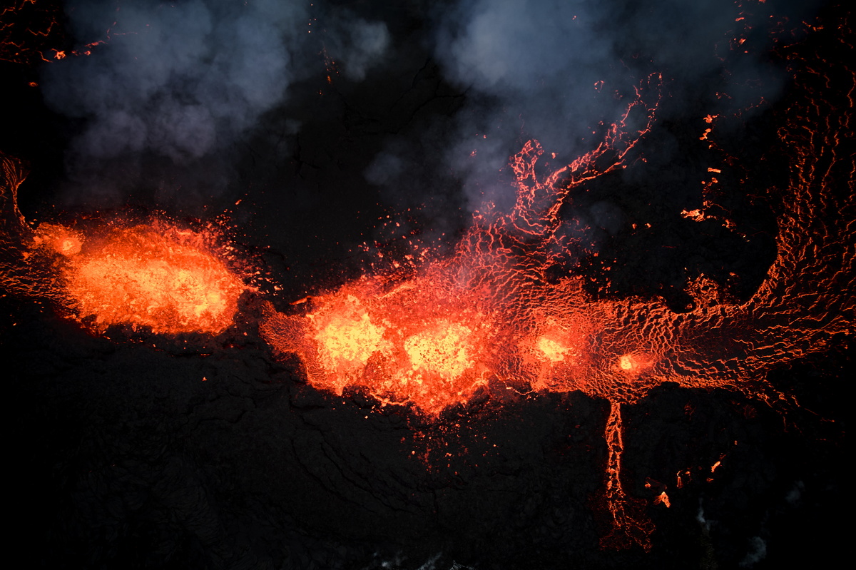 Εικόνες που «κόβουν την ανάσα» από νέα έκρηξη ηφαιστείου στην Ισλανδία (video)