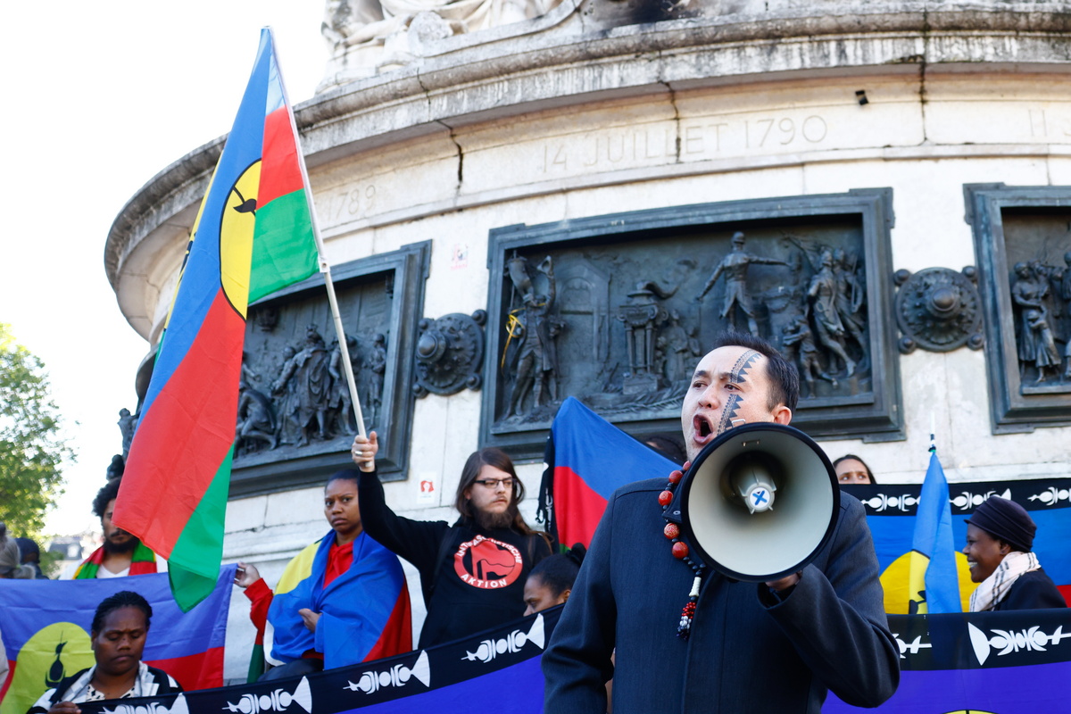 Χάος στη Νέα Καληδονία: Η Γαλλία κινητοποιεί εκατοντάδες αστυνομικούς για την ανάκτηση του ελέγχου