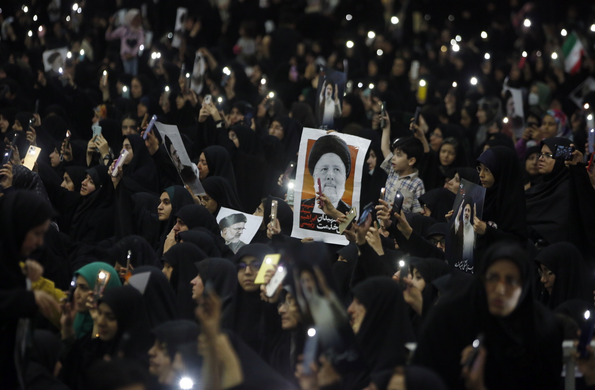 Δεκάδες χιλιάδες Ιρανοί αποτίουν φόρο τιμής στον εκλιπόντα πρόεδρο Ραϊσί