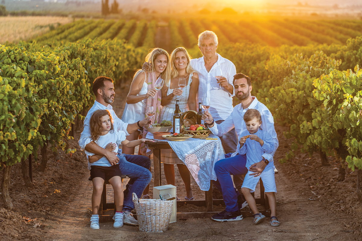 Νάντια Τζουνάρα (Tzounara Winery): «Κάθε φιάλη κρασιού μας είναι ένας δρόμος με μυστήριο και ρομαντισμό»