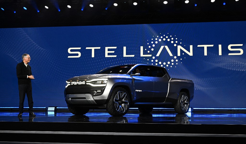 CEO Stellantis: Μονόδρομος η μείωση του κόστους για τα ηλεκτρικά αυτοκίνητα