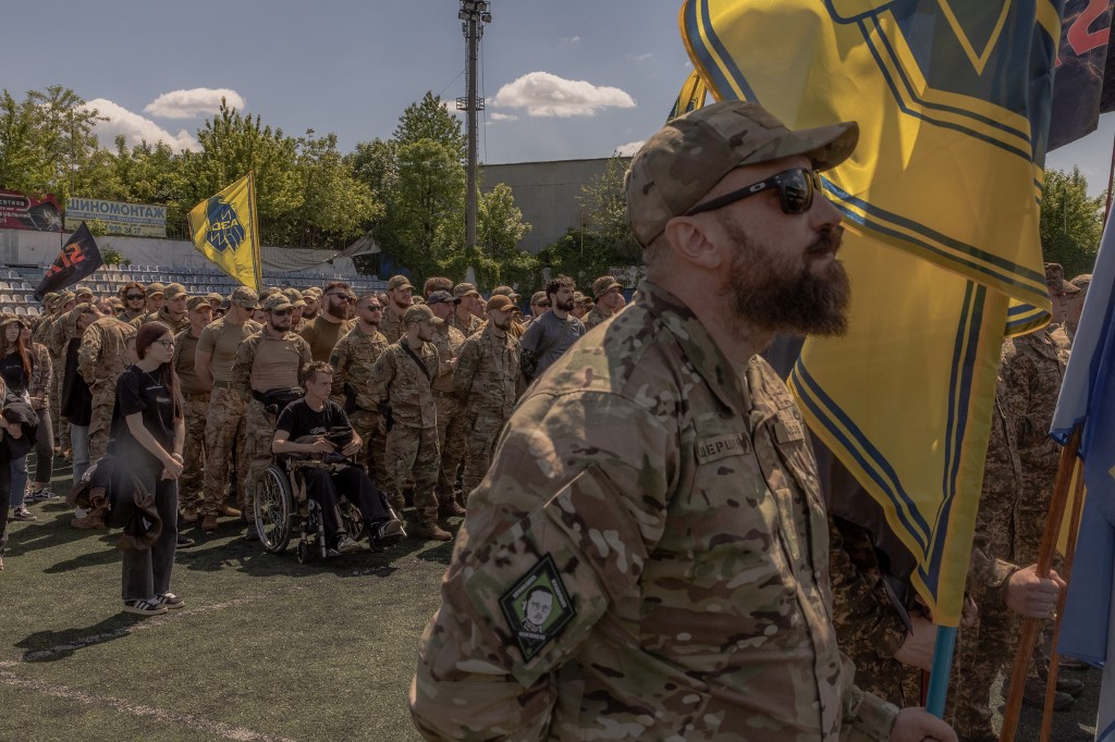 Ουκρανία: Η κυβέρνηση Μπάιντεν αίρει την απαγόρευση χρήσης όπλων στην ταξιαρχία Αζόφ